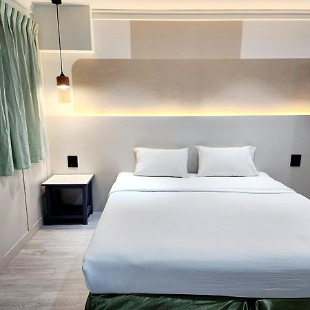 Seatel Phuket, Patong Beach Екстериор снимка