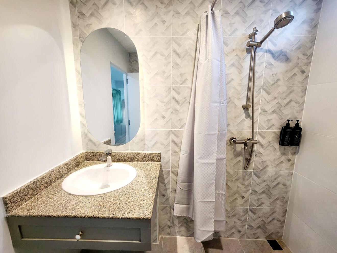 Seatel Phuket, Patong Beach Екстериор снимка